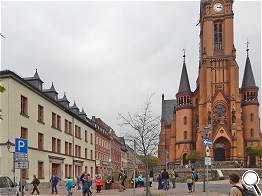 vorbei an der 1890 erbauten Stadtkirche St. Wenzel