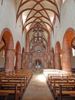 Erst nach einem Brand um 1450 wurde 1474 das heutige spätgotische Gewölbe im Langhaus eingefügt.