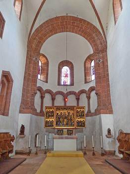 Der spätgotische Altar in der Hauptapsis stammt aus Zaasch (Kreis Delitzsch).