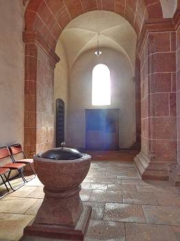 Der romanische Taufstein wurde 1858 aus der Kirche von Jerisau hierher übertragen.