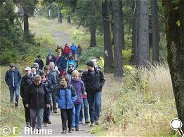 Fröhlicher Wanderstart auf dem Rennsteig.