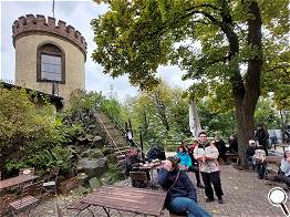 Einige schauen sich vom Burgturm aus um.