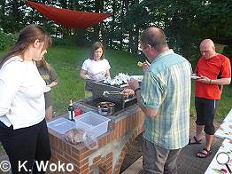 Nun werden die besonderen Leckereien gegrillt.