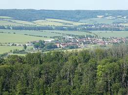 Blick vom Aussichtsturm Mittelberg auf Memleben, vorn das Klostergelnde.