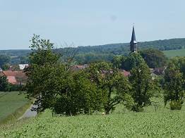 Donndorf mit der Neuen St. Peter und Paul-Kirche.