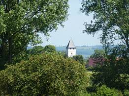 Die Alte St. Peter und Paul-Kirche Donndorf wird noch genutzt.