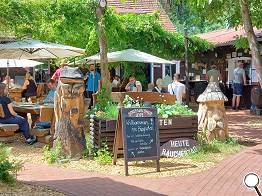 gut besuchter Biergarten