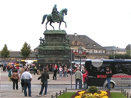 König-Johann-Denkmal auf dem Theaterplatz vor dem »Italienischen Dörfchen«
