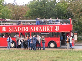 Stadtrundfahrtsbus - Halt am Käthe-Kollwitz-Ufer gegenüber dem Weltkulturerbeufer der Elbe