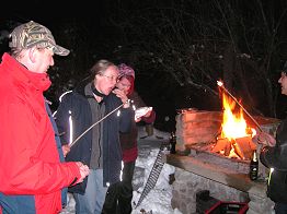 Auch am Feuer gibt es leck're Sachen.