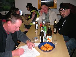 Vorbereitung der Übergabe einer Geldspende, gesammelt bei den »Magdeburger Winterspielen«, ...
