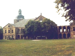 Ruine Hundisburg, 24.05.90; Der Obere Lustgarten war zu DDR-Zeiten Sportplatz, die anderen Anlagen wurden landwirtschaftlich genutzt (z. B. als Obstgärten) Quelle: http://www-public.tu-bs.de:8080/~wittram/reisen/DDR90/Haldesl90/Album.html