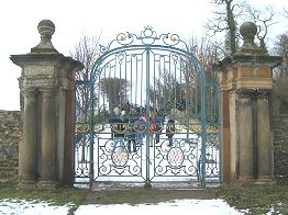 1740: Der Garten erhält unter Friedrich Anton Ulrich von Alvensleben mit dem schmiedeeisernen „ Pariser Tor “ einen neuen repräsentativen Abschluss.