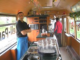 Biertresen in der Straßenbahn - und der auch noch besetzt