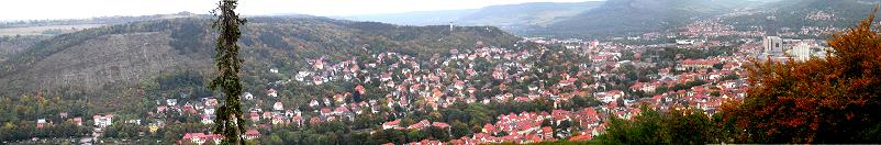 Blick zum Sonnenberghang und den dahinter liegenden Schlachtfeldern von Jena und Auerstedt (links)