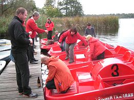 Friedhelm verteilt die Schlüssel fr die Boote.