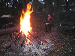 Jürgen genießt die prasselnden Flammen.