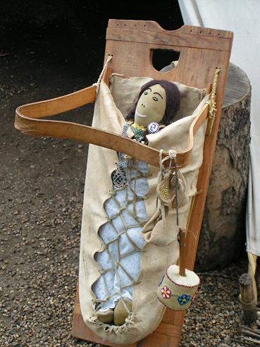 Baby im indianischen "Kinderwagen"