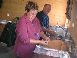 Fischverarbeitung im Duett. Makrelenfilets werden zur Frostung vorbereitet.