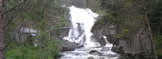 Kvedna-Wasserfall mit den Bauten zur Wassernutzung