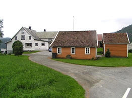 Wohnhaus und Museum (Vordergrund) der Familie Kjølvik