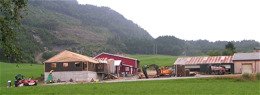 Wirtschaftsgebäude: links der Stall mit im Bau befindlichen Bullenmastteil, rechts das Sägewerk und die große Werkstatt.