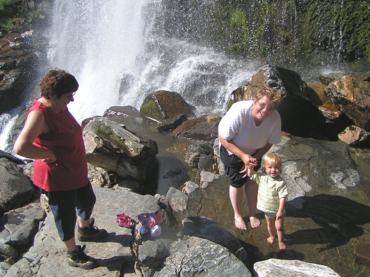 Füßewaschen am Svandalsfossen