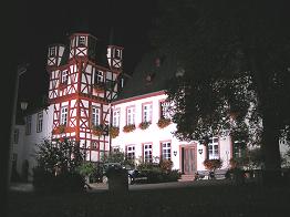 Brömserhof bei Nacht - Rittersitz des Adelgeschlechts der Brömser; Siegfried's Mechanisches Musikkabinett ist in einigen der Räume zu besichtigen