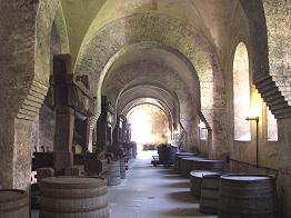 Im Mittelalter betrieb Kloster Eberbach das florierendste Weinhandelsunternehmen der gesamten Welt. Bis heute zeugen die zwölf historischen Weinpressen im Laienrefektorium von den enormen Erträgen der klösterlichen Anbaugebiete.