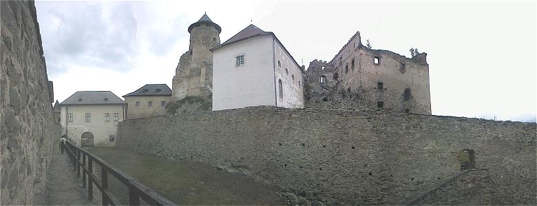 Panorama der Burg Lubovna - Innenhof