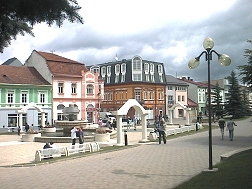 Schön restaurierte Häuserzeile in der Fußgängerzone von Poprad.