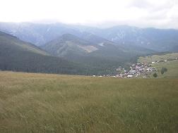 Blick zur Weißen Tatra mit dem tief eingeschnittenen Mankova-Tal im Hintergrund.