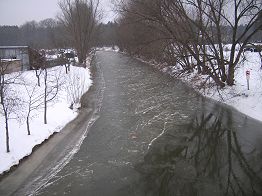 Die Spree fließt recht schnell durch Halbendorf. Nur die Flussränder haben eine dünne Eisschicht.