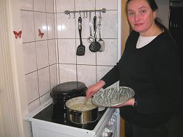 Gerlind bereitet die nächste Suppe - eine leckere Käsesuppe - vor.