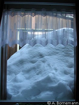 Schneehaufen vor den Fenstern