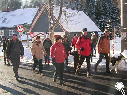 Lange Schatten begleiten uns durch Fehrenbach.