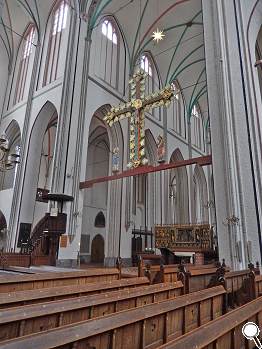 Querschiff und Chor mit Triumpfkreuz und gotischem Flügelaltar