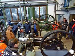 Vorführung mit Druckluft statt mit Dampf, um zumindest einen Eindruck der ursprünglichen Kraftentfaltung zu vermitteln, wie bei dieser Einzylinder-Dampfmaschine der Fa. Pauksch aus Landsberg an der Warthe.