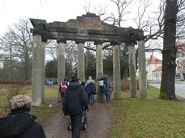 Wenige Schritte nach den Meisterhusern betraten wir an der Rmischen Ruine den Park Georgium.